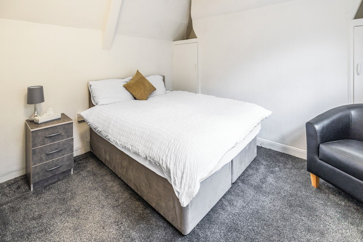 Standard Double Room, 1 Double Bed | Iron/ironing board, free WiFi, bed sheets