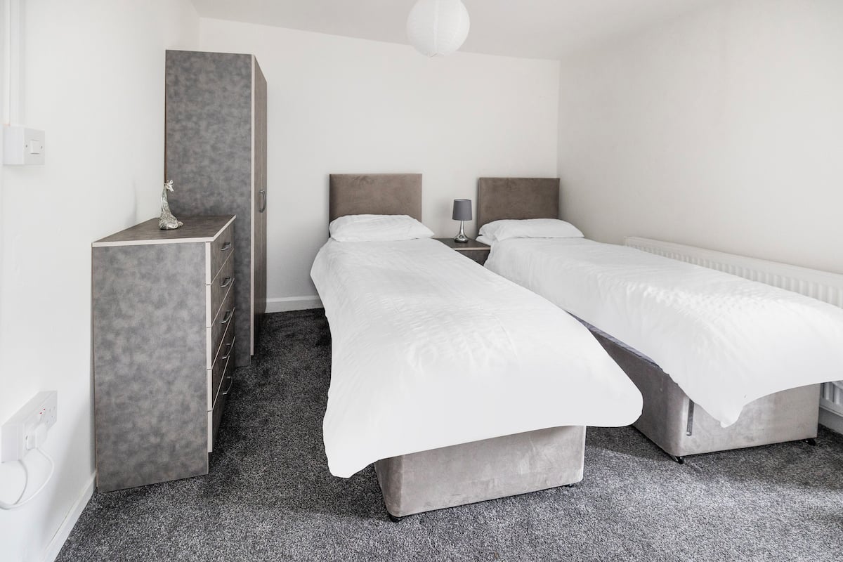 Standard Double or Twin Room, 2 Single Beds | Iron/ironing board, free WiFi, bed sheets