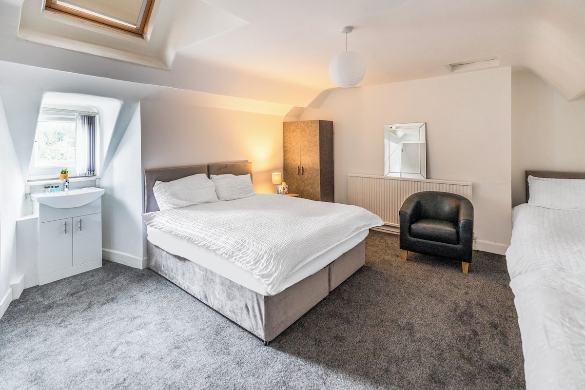 Standard Triple Room, 3 Single Beds | Iron/ironing board, free WiFi, bed sheets