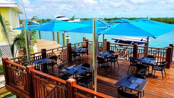 屋外ダイニングエリア