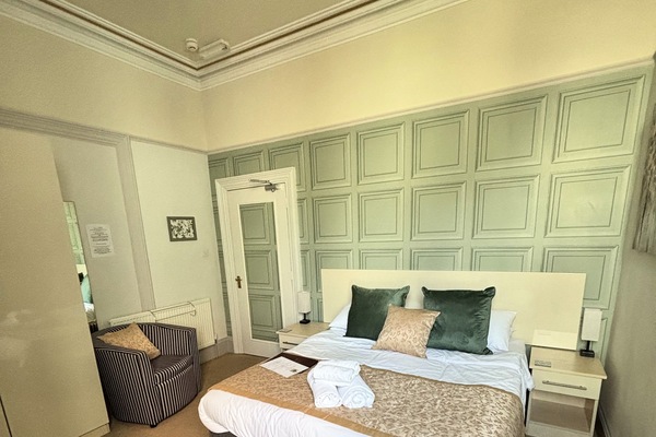 Comfort-Doppel- oder -Zweibettzimmer | Hochwertige Bettwaren, Bügeleisen/Bügelbrett, kostenloses WLAN