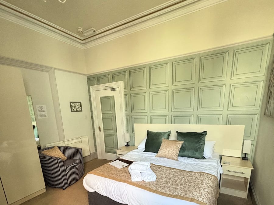 Kamar Double atau Twin Comfort | Seprai premium, setrika/meja setrika, Wi-Fi gratis, dan seprai linen