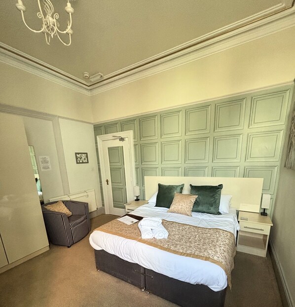 Comfort kamer, 1 twee- of 2 eenpersoonsbedden | Luxe beddengoed, een strijkplank/strijkijzer, gratis wifi, beddengoed