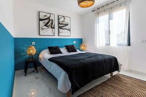 3 slaapkamers, een strijkplank/strijkijzer, wifi, beddengoed