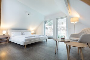 3 bedrooms, iron/ironing board, travel cot, WiFi - Modern vacation apartment in Lauscha, near Rennsteig and the Silbersattel ski arena. (Lauscha)