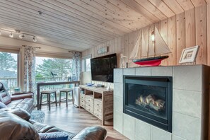 Smart TV, fireplace - Stunning Views & Coastal Luxury in Depoe Bay (Depoe Bay)