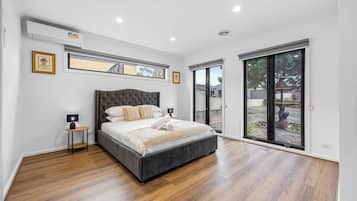 5 bedrooms, iron/ironing board, WiFi, bed sheets