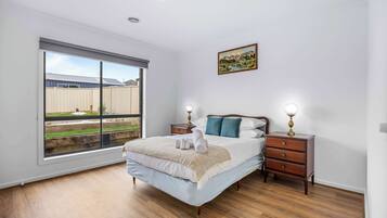 5 habitaciones, tabla de planchar con plancha, wifi y ropa de cama