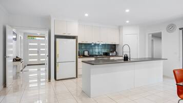 Køleskab, mikrobølgeovn, ovn, kogeplade