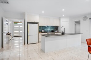 Fridge, microwave, oven, stovetop - The Canadian Escape, Ballarat - Up to 10 guests! (Canadian)