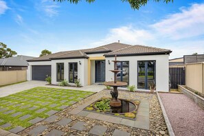 Exterior - The Canadian Escape, Ballarat - Up to 10 guests! (Canadian)