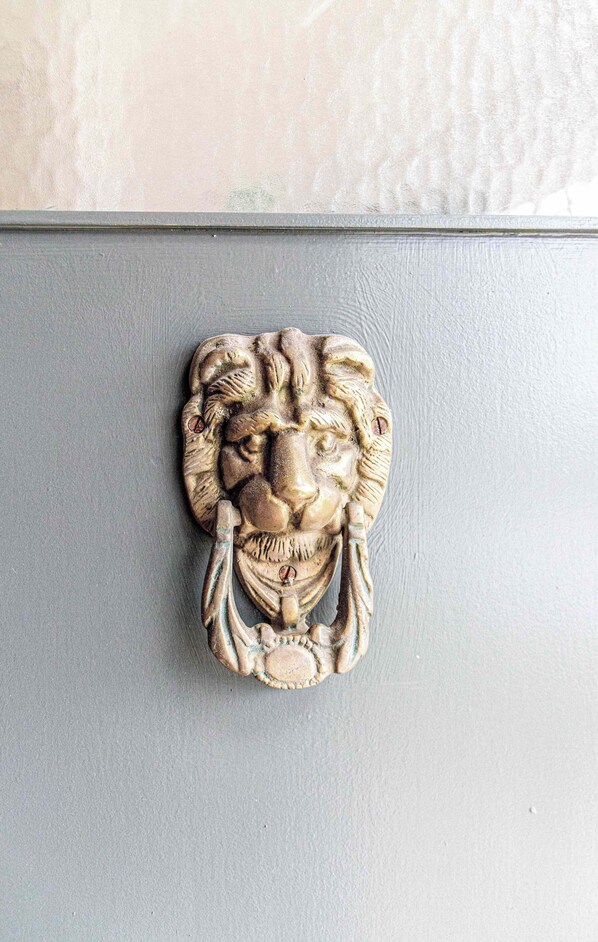 Una parete strutturata con una placca metallica decorativa.