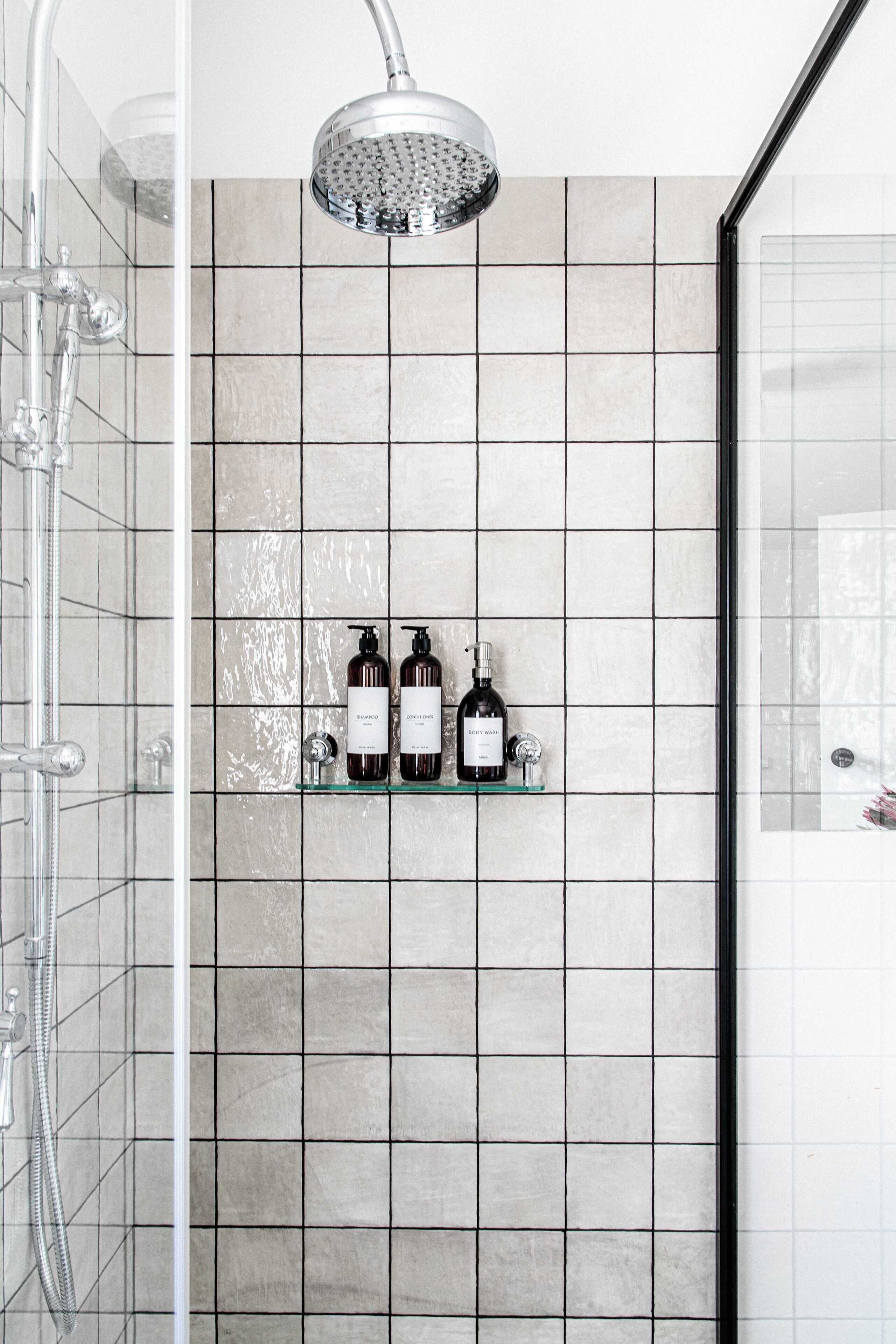 Douche, sèche-cheveux, serviettes fournies, shampoing