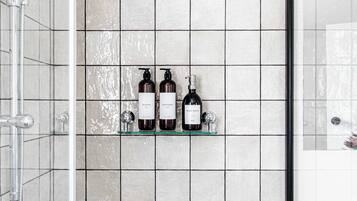 Douche, sèche-cheveux, serviettes fournies, shampoing