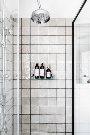 Een douche, een haardroger, handdoeken, shampoo