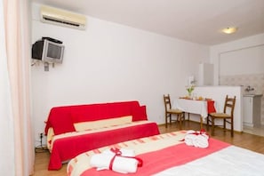 WiFi, bed sheets