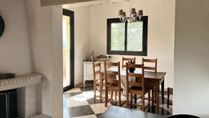 A dining area with a checkered floor, wooden chairs, a table, and a chandelier. - Le Belvedere-Charme de la Provence (Montauroux)