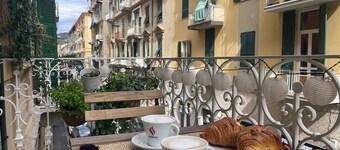 Luxury 2 bedroom sleeps 6, balcony, city center, ideal to visit Cinque Terre