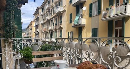 Luxury 2 bedroom sleeps 6, balcony, city center, ideal to visit Cinque Terre