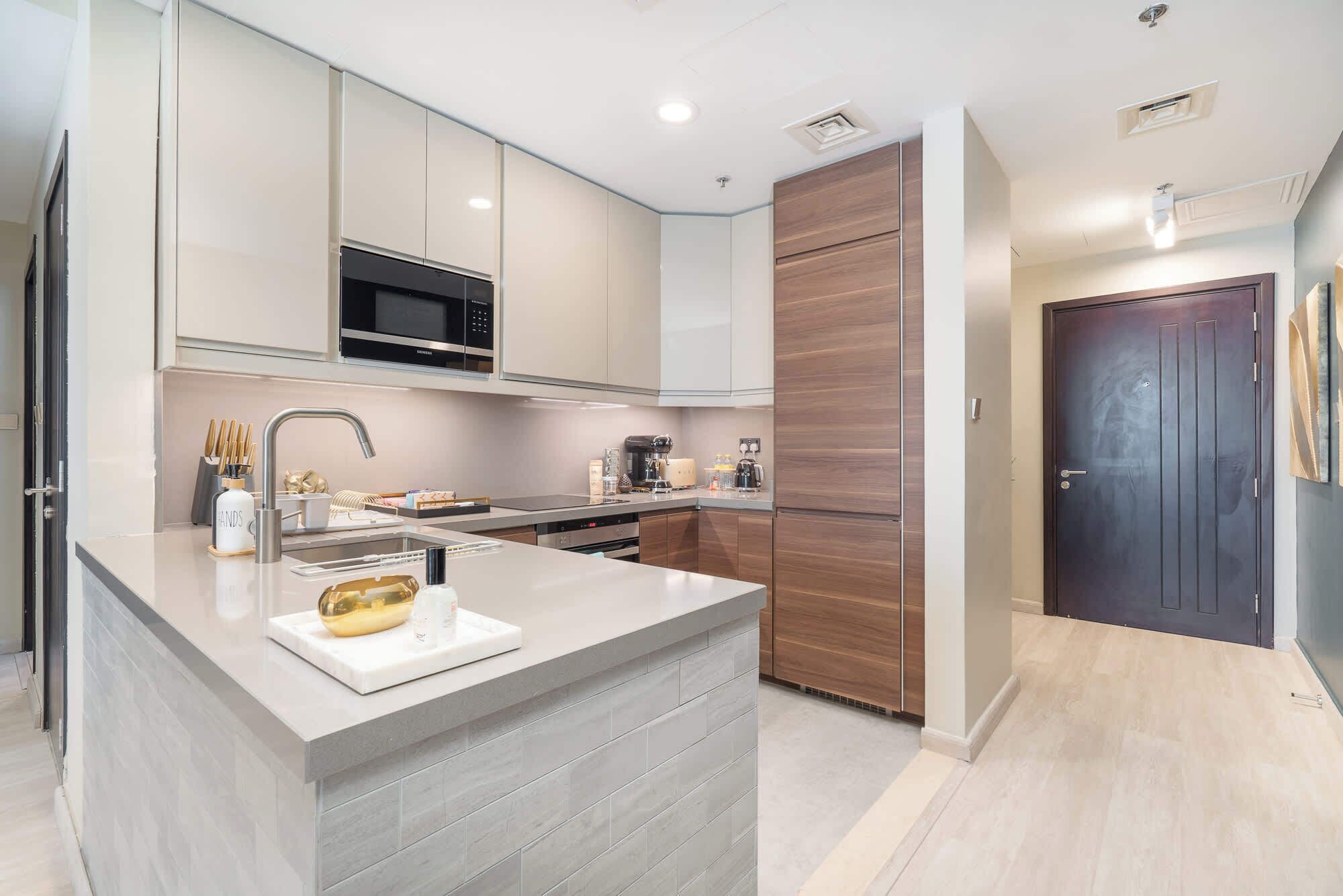 Réfrigérateur, micro-ondes, plaque de cuisson, grille-pain