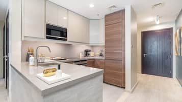 Réfrigérateur, micro-ondes, plaque de cuisson, grille-pain