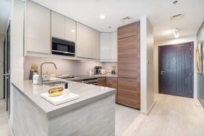 Kjøleskap, mikrobølgeovn, kokeplater og brødrister