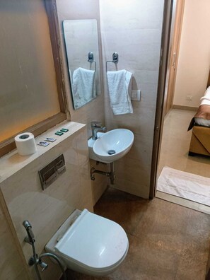 Deluxe Double Room, Balcony | Bathroom - Soooper Hotel (Gurgaon)