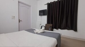 Deluxe Double Room, Balcony - Soooper Hotel (Gurgaon)