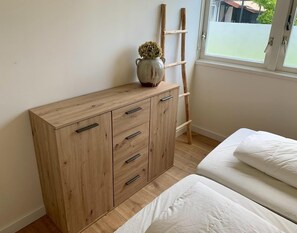 2 bedrooms, individually furnished - Bungalow for 4 Persons With South-facing Terrace (Sint Maartensvlotbrug)