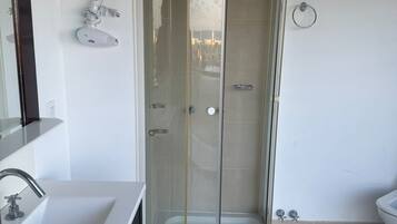 Appartamento familiare, vista mare | Bagno | Vasca e doccia separate, asciugacapelli, asciugamani, sapone