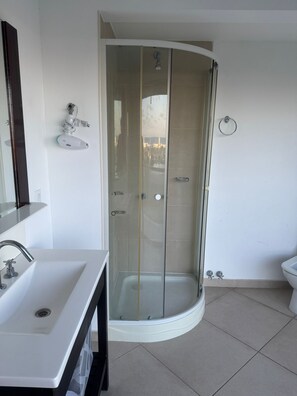 Family Apartment, Sea View | Bathroom | Separate tub and shower, hair dryer, towels, soap - Ulises Apart hotel (Mar del Plata)