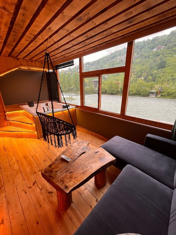 Comfort Room, River View | Free WiFi