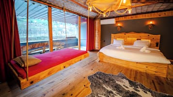 Business Room, River View | Free WiFi