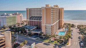 A hotel with multiple floors, a rooftop pool, and a beach view. - Cozy 1-bedroom condo with AC, WiFi in Terrific Myrtle Beach (Myrtle Beach)