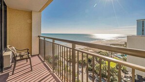 A balcony with a view of the ocean and a pool area. - Cozy 1-bedroom condo with AC, WiFi in Terrific Myrtle Beach (Myrtle Beach)