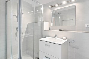 Douche, serviettes fournies