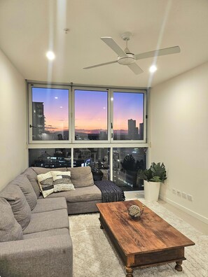 Smart TV - Modern top floor, entire unit with view of the story bridge. Pool and gym. (Newstead)