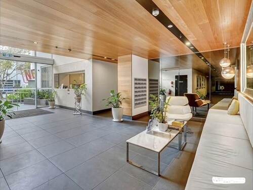 Modern top floor, entire unit with view of the story bridge. Pool and gym.