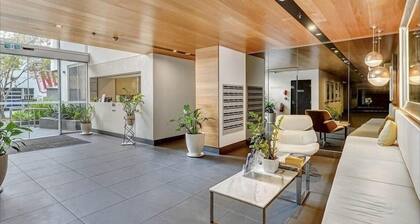 Modern top floor, entire unit with view of the story bridge. Pool and gym.