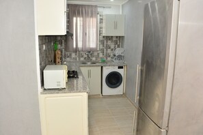 Refrigerador, microondas, horno y cafetera y tetera