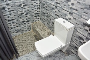 淋浴设施、吹风机、毛巾、肥皂