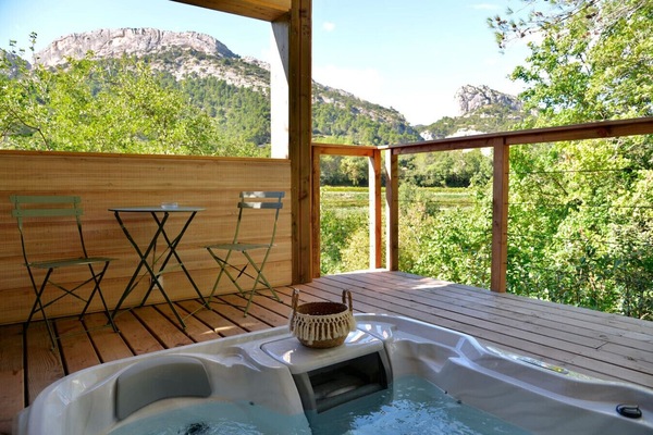 Outdoor spa tub