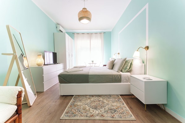 2 Schlafzimmer, Schreibtisch, Bügeleisen/Bügelbrett, Reisekinderbett