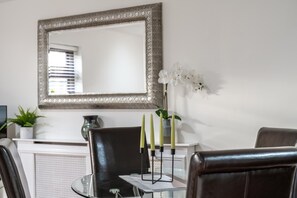 Dining - Charming Retreat in Waltham Cross. 20 Mins to Central London (Waltham Cross)