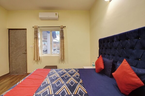 1 bedroom, WiFi, bed sheets - Shellys Hideout Inn : Deluxe Room (Calangute)