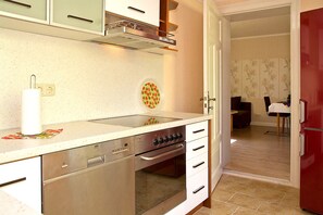 Frigorífico, microondas, horno y placa de cocina