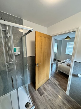 Bathroom. 0/2 Inchcruin Apartment - Macaulay Letting