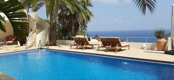 A pool with lounge chairs and a view of the ocean. - Villa Mar Azul 32 with spectacular seaviews (Mar Azul)