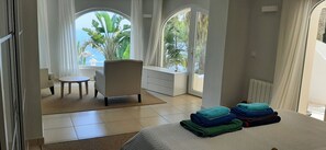 4 quartos, escrivaninha, ferros/tábuas de passar roupa, berço de viagem