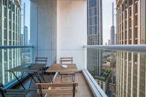 Outdoor dining - A well maintained apartment with all amenities and close to the burj khalifa, (Dubai)